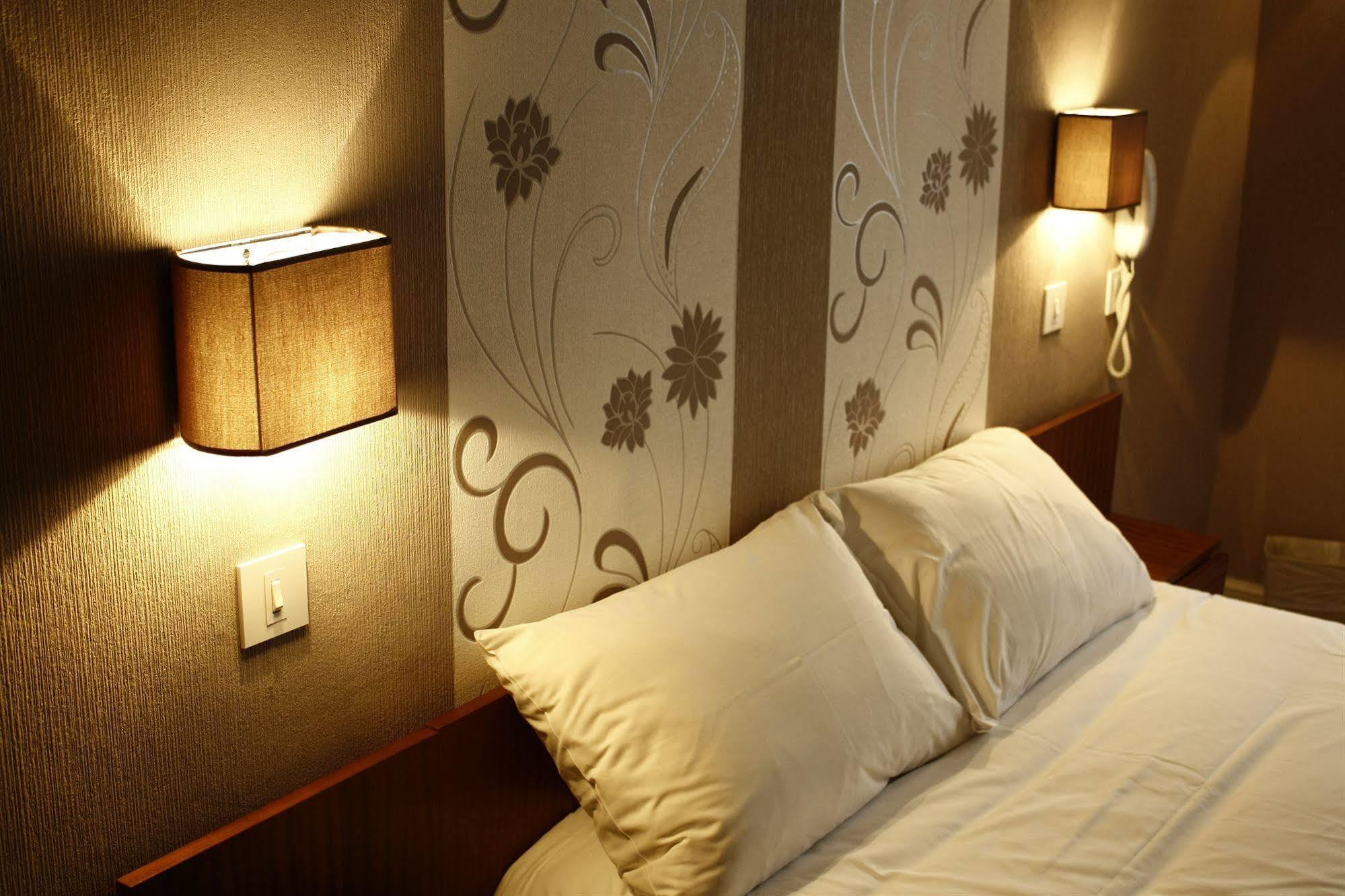 Hotel Du Touring Saint-Cere Luaran gambar